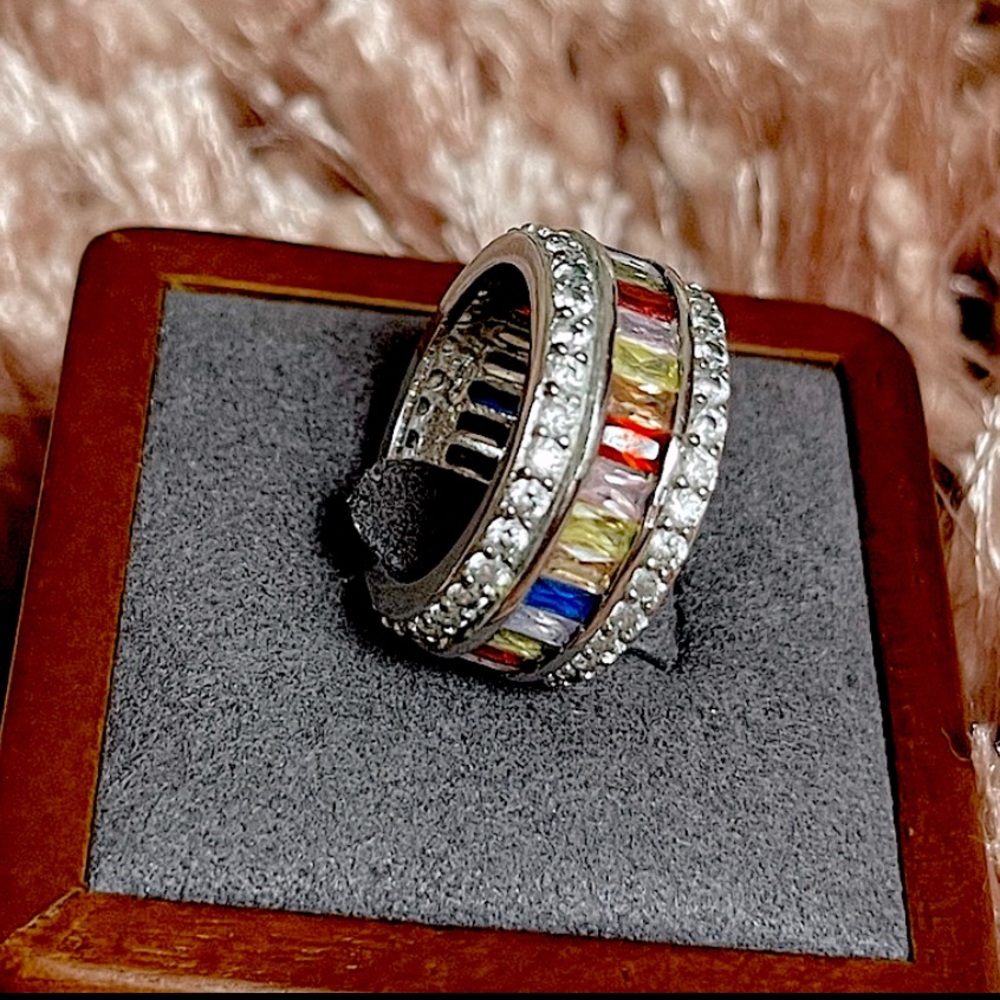 Beautiful multi stone triple layer band ring in silver. Size in photos